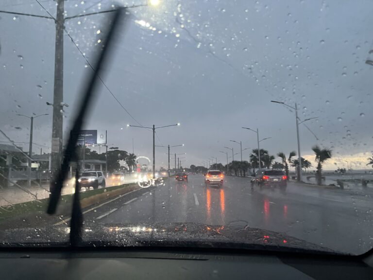 El Gran Santo Domingo despierta bajo agua y en medio del caos por vaguada
