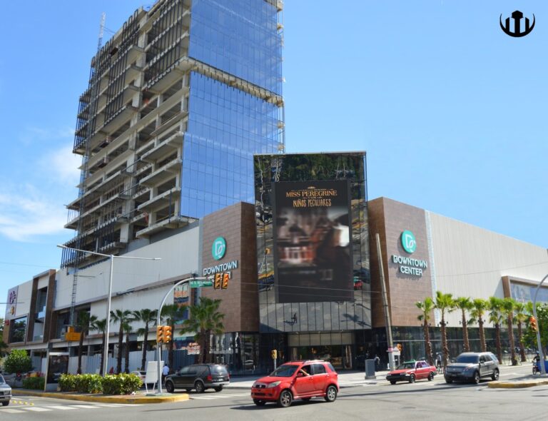 Desalojan Plaza Downtown y restringen tránsito por posible fuga de gas