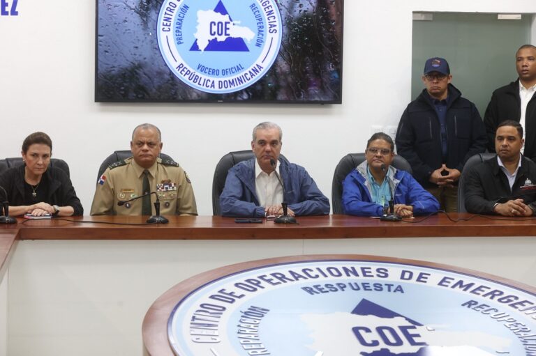 Ante 26 provincias en alerta amarilla, Luis Abinader vuelve a reunirse con equipos de emergencia