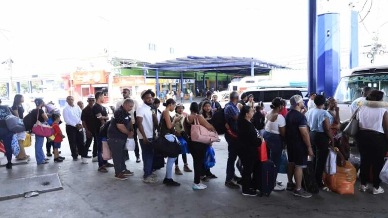 Entre maletas y esperanza: el éxodo de Semana Santa hacia el interior