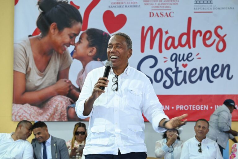 Gratitud y sonrisas marcan jornada dedicada a madres en Sánchez Ramírez