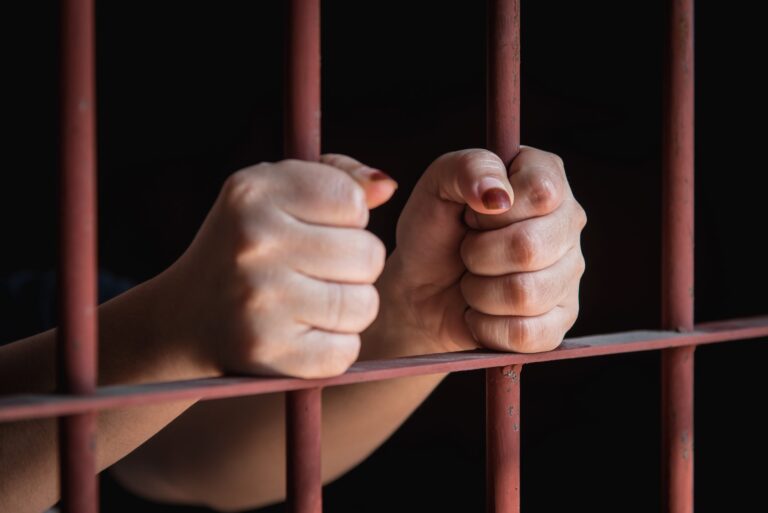 Tribunal dicta medida de coerción contra mujer acusada de homicidio infantil