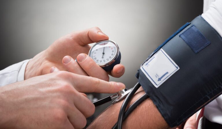 Médicos alertan sobre aumento de casos de hipertensión en personas jóvenes
