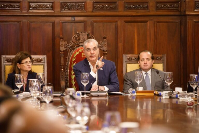 Medida de ajuste plantea disminuir financiamiento político a la mitad