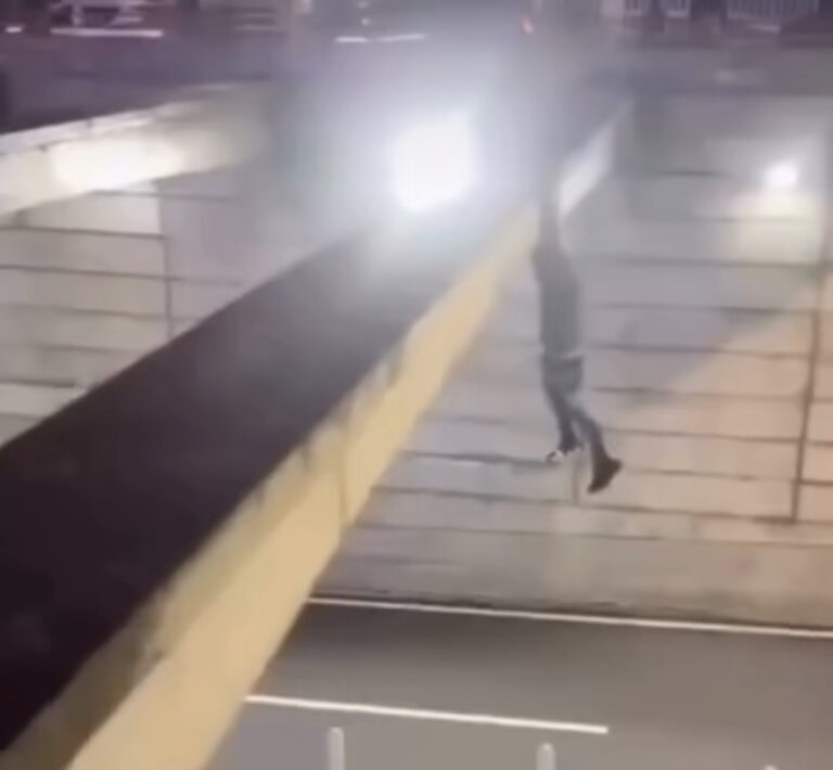 Dramáticas imágenes muestran a hombre cayendo en paso a desnivel capitalino