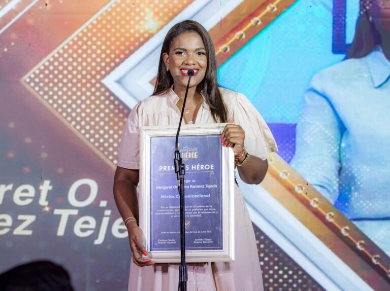 Periodista de RNN Margaret Ramírez recibe Premio Héroe al Mérito Comunicacional