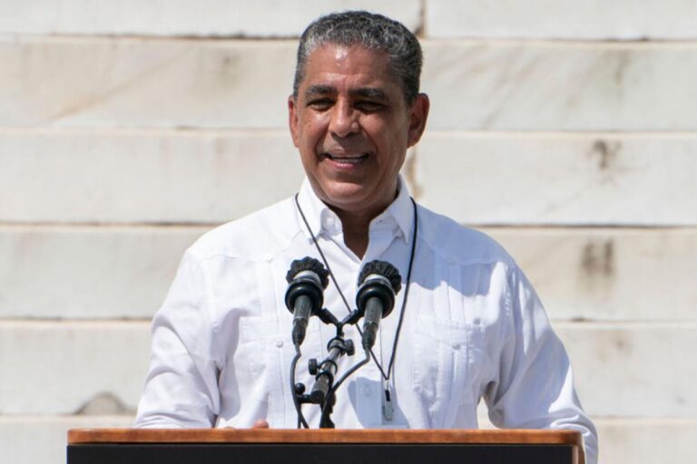 Fin de una etapa: Adriano Espaillat anuncia su retiro político