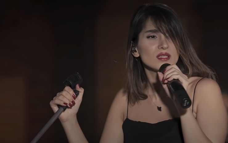 Una actuación en línea desata una severa condena contra una cantante en Irán