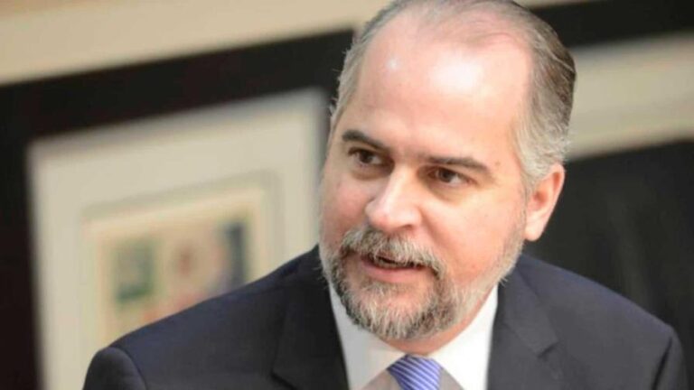 Alejandro Fernández pone fin a su etapa en la Superintendencia de Bancos