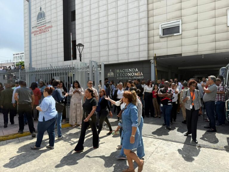 A correr Alarma sorprende a empleados de Hacienda y Contraloría y obliga a evacuar