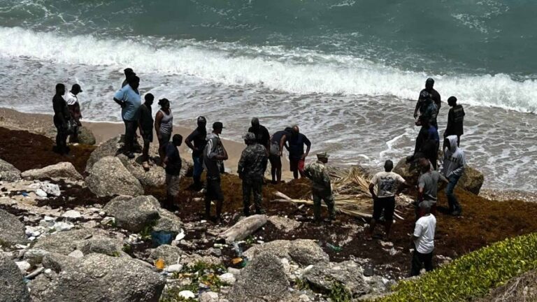 Macabro hallazgo: encuentran cadáver de mujer flotando en la costa de Barahona
