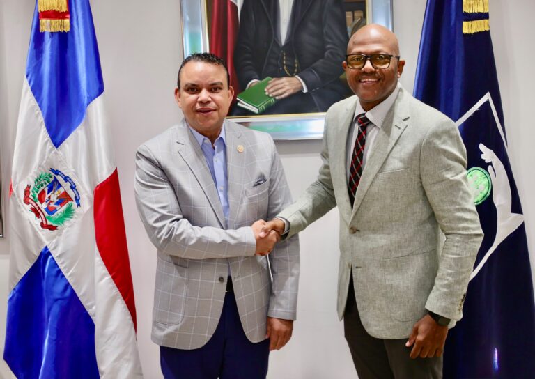 Acuerdan fortalecer seguridad hospitalaria y distribución equitativa de especialistas