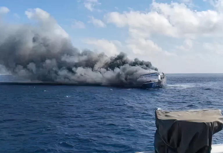 Equipos de rescate buscan a 41 personas desaparecidas tras el incendio de un ferry en Indonesia.