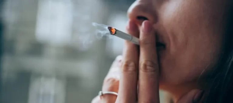 Fumar continúa siendo el mayor factor de riesgo para desarrollar cáncer de pulmón, alertan especialistas.