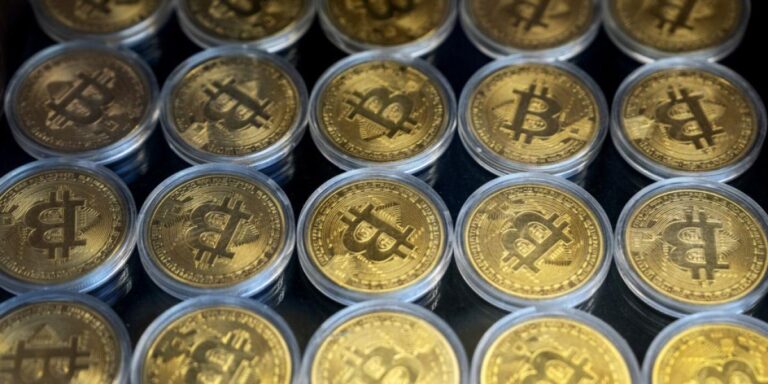 Debilidad del dólar impulsa al bitcóin por encima de los US$80,000