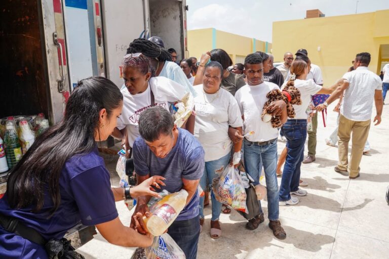 DASAC realiza operativo médico-social para personas con discapacidad y sus familias en Higüey Los asistentes tuvieron acceso a consultas medicas en las diferentes especialidades, servicio odontológico, toma de presión arterial y glicemia, medicamentos gratuitos, vacunación, entrega de dispositivos de movilidad, kits de raciones crudas y de limpieza.