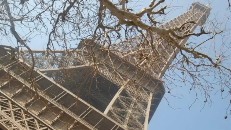 Torre Eiffel retoma actividades tras huelga contra la discriminación de sus empleadas