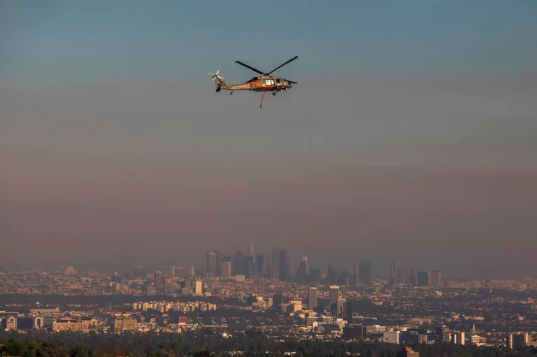 Helicóptero cae en Los Ángeles y deja tres víctimas mortales