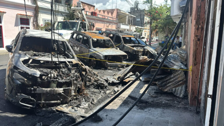 Fuego consume vivienda y varios vehículos en la Zona Colonial; familia queda sin hogar