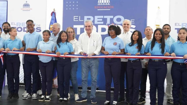 Más de 700 estudiantes se benefician con nuevo techado inaugurado por el presidente Abinader en Cambita